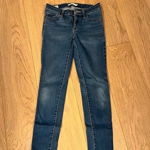 711 Levi's Skinny Filiforme dark wash